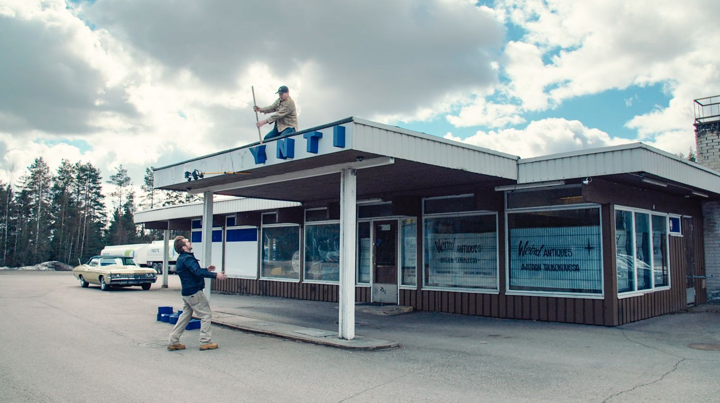 Mike ja Tomppa muuttavat vanhaa, kummallista tavaraa pursuavan liikkeensä Helsingin Jätkäsaaresta Tuusulan Hyrylään.
