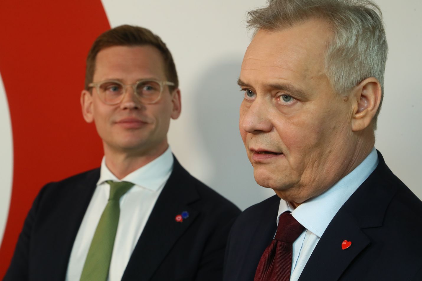 Hallitus koossa toukokuun loppuun mennessä? Sdp:n puoluesihteeri Antton Rönnholm ja puheenjohtaja Antti Rinne asettivat vaalien jälkeisiä tavoitteita kahvitilaisuudessa.