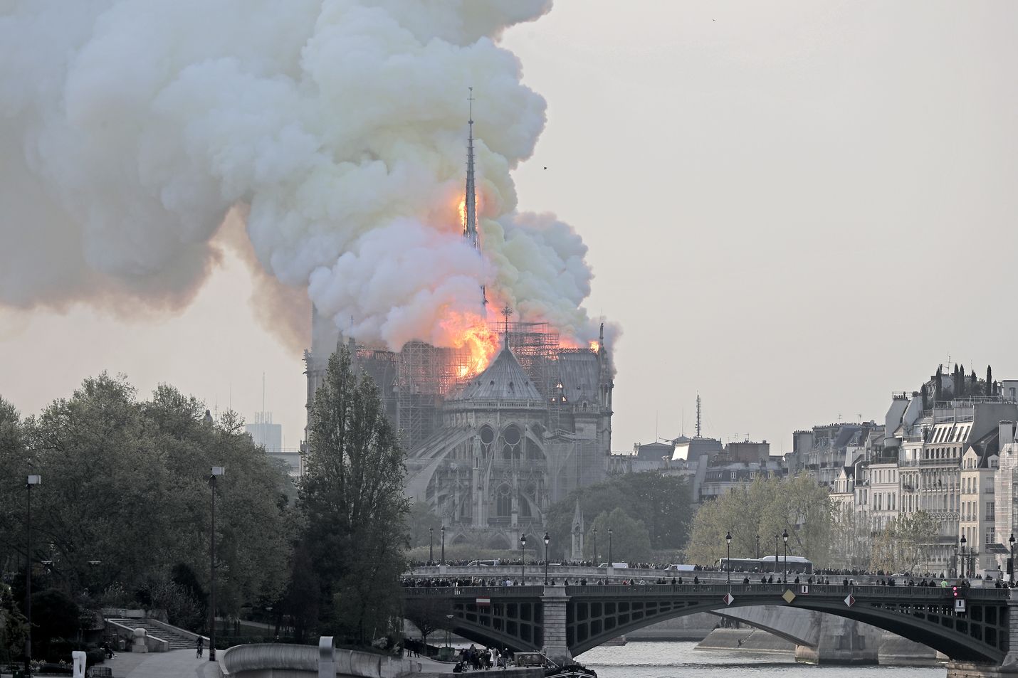 Ilmiliekeissä oleva Notre Dame sijaitsee Seine-joen saarella Pariisin keskustassa.