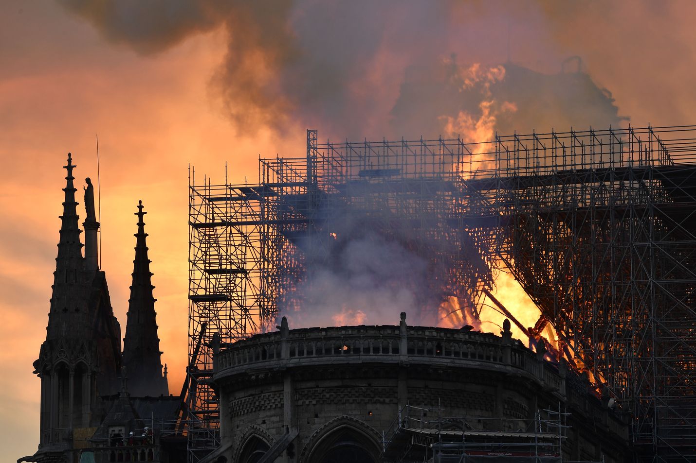 Notre Damen katto tuhoutui pahoin palossa.