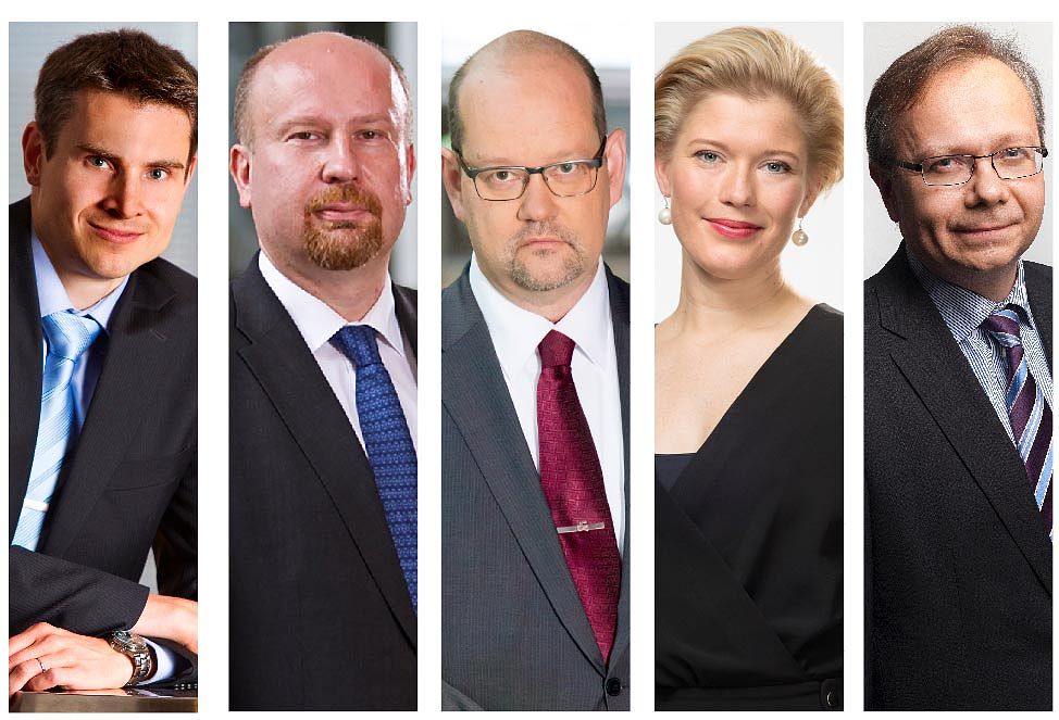 Talousnäkymien merkitystä hallitusneuvotteluissa arvioivat ekonomistit Jan von Gerich Nordeasta (vas.), Pasi Kuoppamäki Danske Bankista, Jaakko Kiander Ilmarisesta, Heidi Schauman Aktiasta ja Reijo Heiskanen OP-ryhmästä.