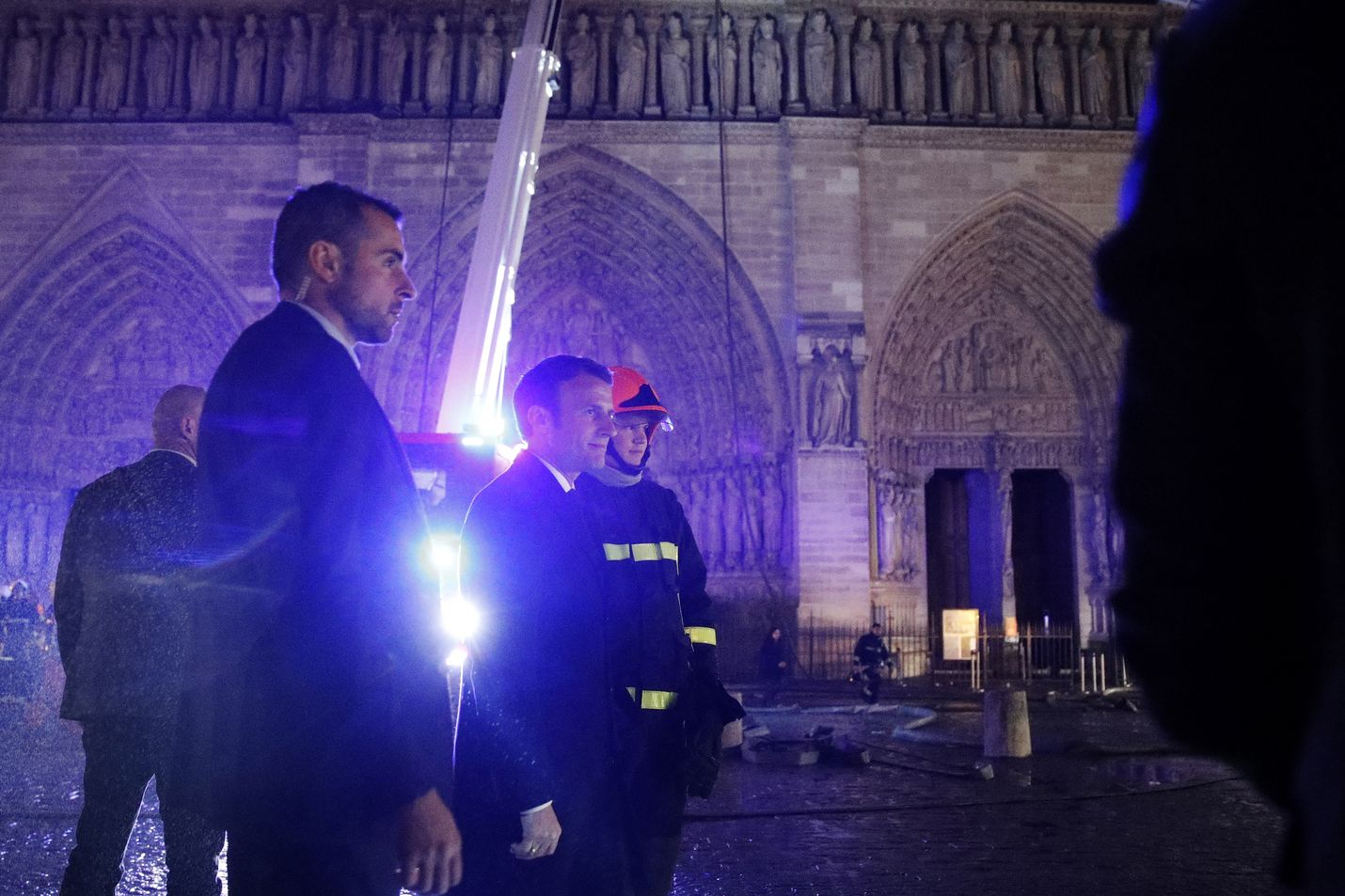 Palopaikalla vieraillut Ranskan presidentti Emmanuel Macron lupasi, että Notre Dame rakennetaan uudelleen. Hän lupasi järjestää myös varainkeruukampanjan.