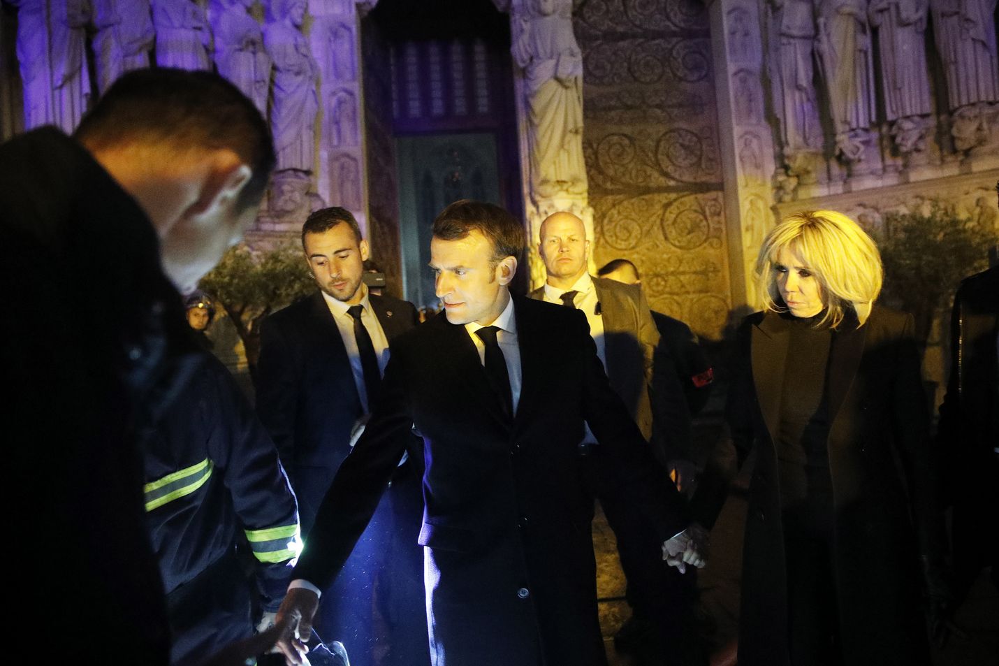 Ranskan presidentti Emmanuel Macron vieraili Brigitte-puolisonsa kanssa palopaikalla yöllä ja tapasi liekkejä vastaan kamppailleita palomiehiä.
