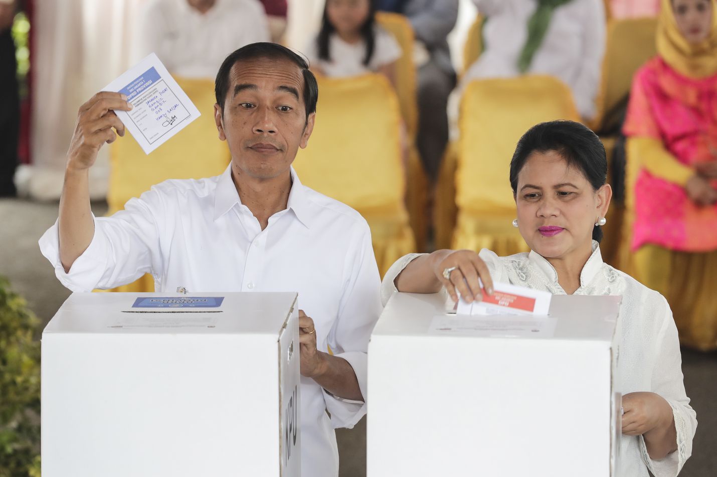 Indonesian presidentti Joko Widodo (vas.) ja hänen vaimonsa Iriana Joko Widodo antoivat äänensä vaaleissa.