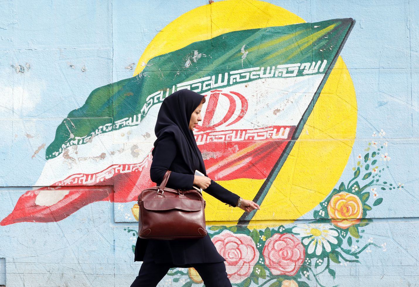 Iranin lain mukaan naisten ja yhdeksän vuotta täyttäneiden tyttöjen tulee peittää päänsä huivilla julkisilla paikoilla. Kuvituskuva.