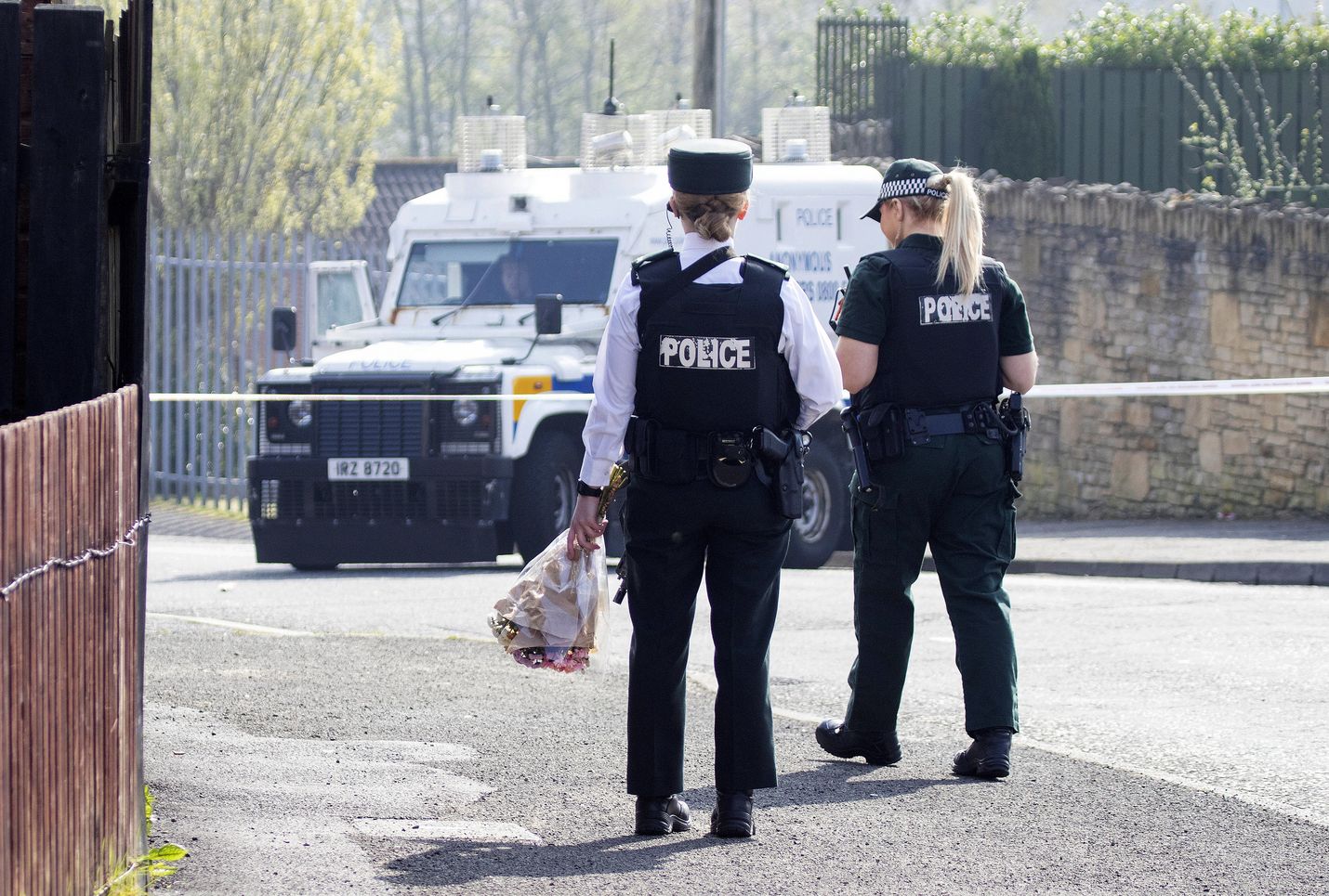 Poliisit veivät kukkia paikalle, jossa 29-vuotias toimittaja kuoli Londonderryn kaupungissa Pohjois-Irlannissa myöhään torstai-iltana. Ampujiksi epäillään yhtenäistä Irlantia ajavaa ääriryhmittymää.