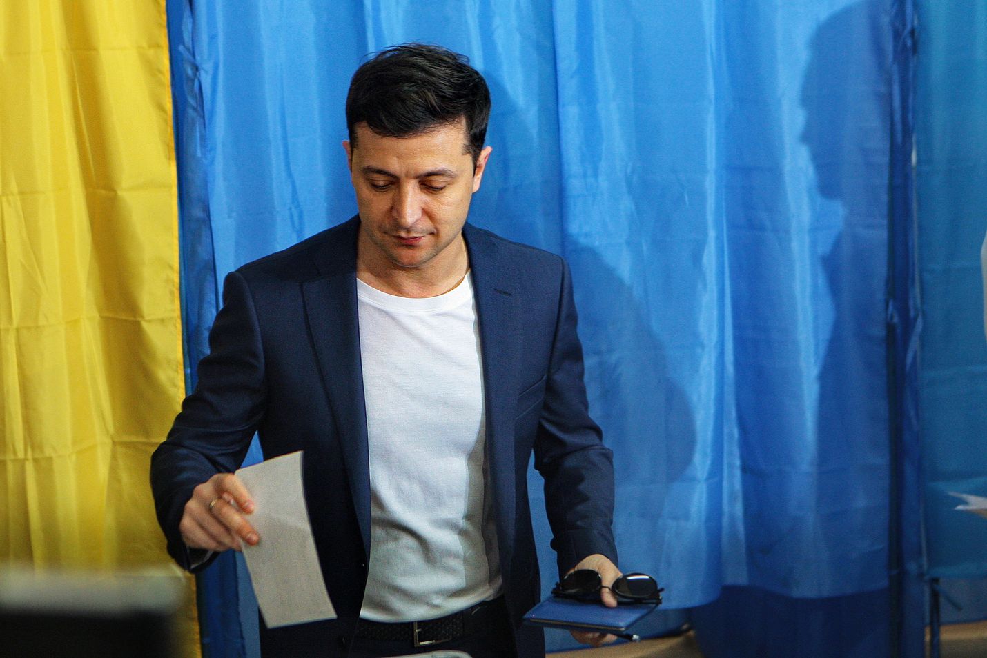 Ukrainan presidentinvaalien varmana voittajana pidetty koomikko Volodymyr Zelenskyi äänesti sunnuntaina Kiovassa.