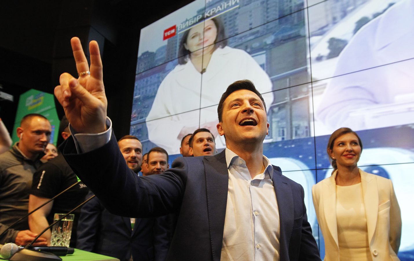 Näyttelijänä tunnettu presidenttiehdokas Volodymyr Zelenskyi iloitsi ovensuukyselyn tuloksesta Kiovassa sunnuntai-iltana.
