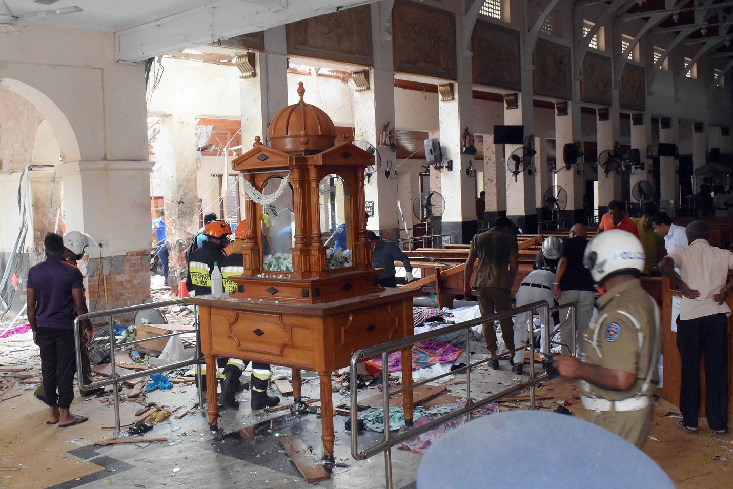 Poliisi jatkaa tutkintoja sunnuntain räjähdyspaikoilla. 24 henkilöä on pidätetty. Sri Lankan hallituksen mukaan iskut teki terroristijärjestö NTJ:n eli National thowheeth jama’ath, jota tukee hallituksen epäilyiden mukaan kansainvälinen verkosto.