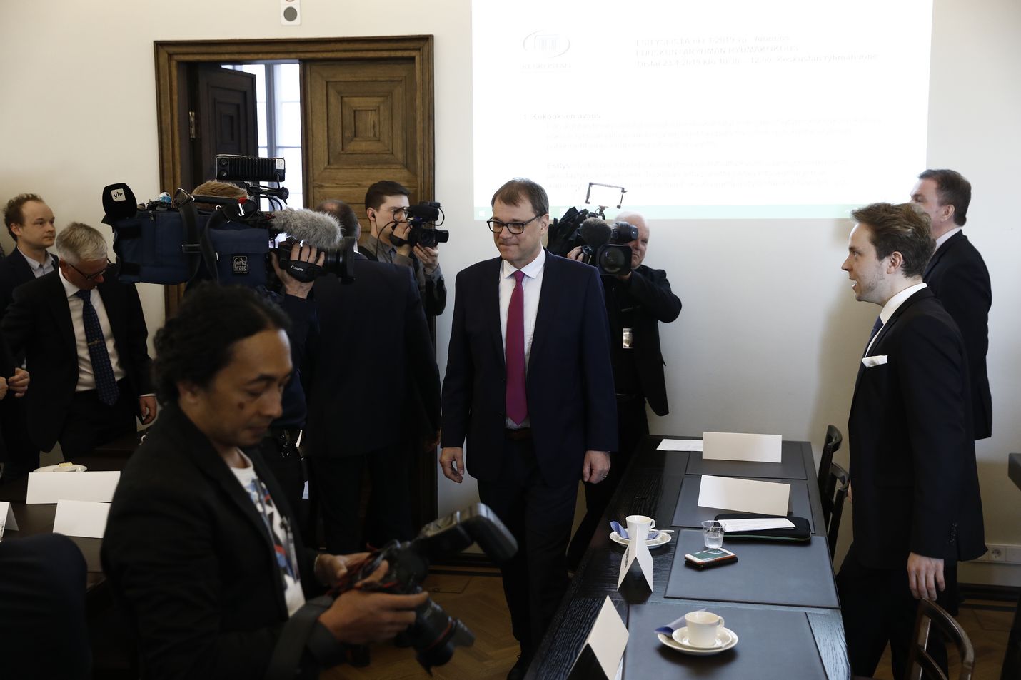 Keskustan eduskuntaryhmä kokoontui ensi kertaa vaalien jälkeen. Juha Sipilä kertoi jatkavansa rivikansanedustajana.