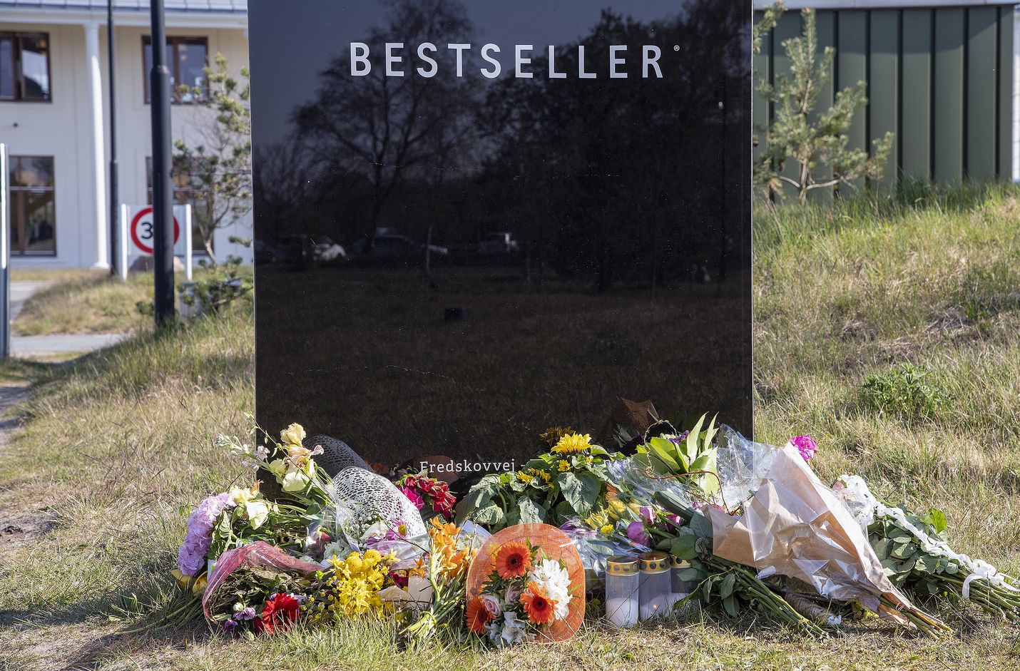 Tanskalaismiljardööri Anders Holch Povlsenin omistaman Bestseller-muotiyhtiön edustalle tuotiin kukkia Povlsenin kolmen surmansa saaneen lapsen muistoksi.