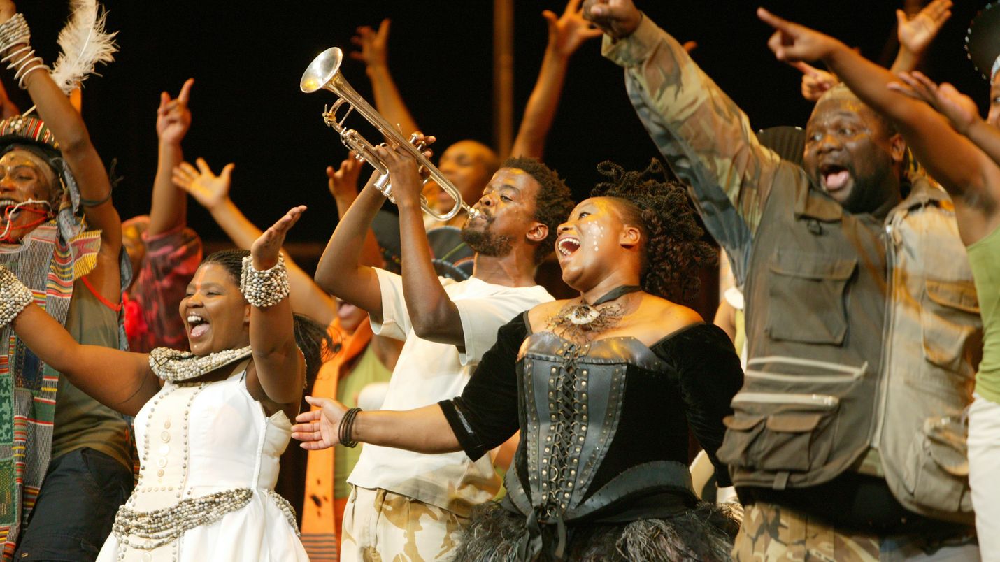 Yön kuningattaren roolin laulaa Pauline Malefane. The Isango Portobello Companyn The Magic Flute -esityksessä.