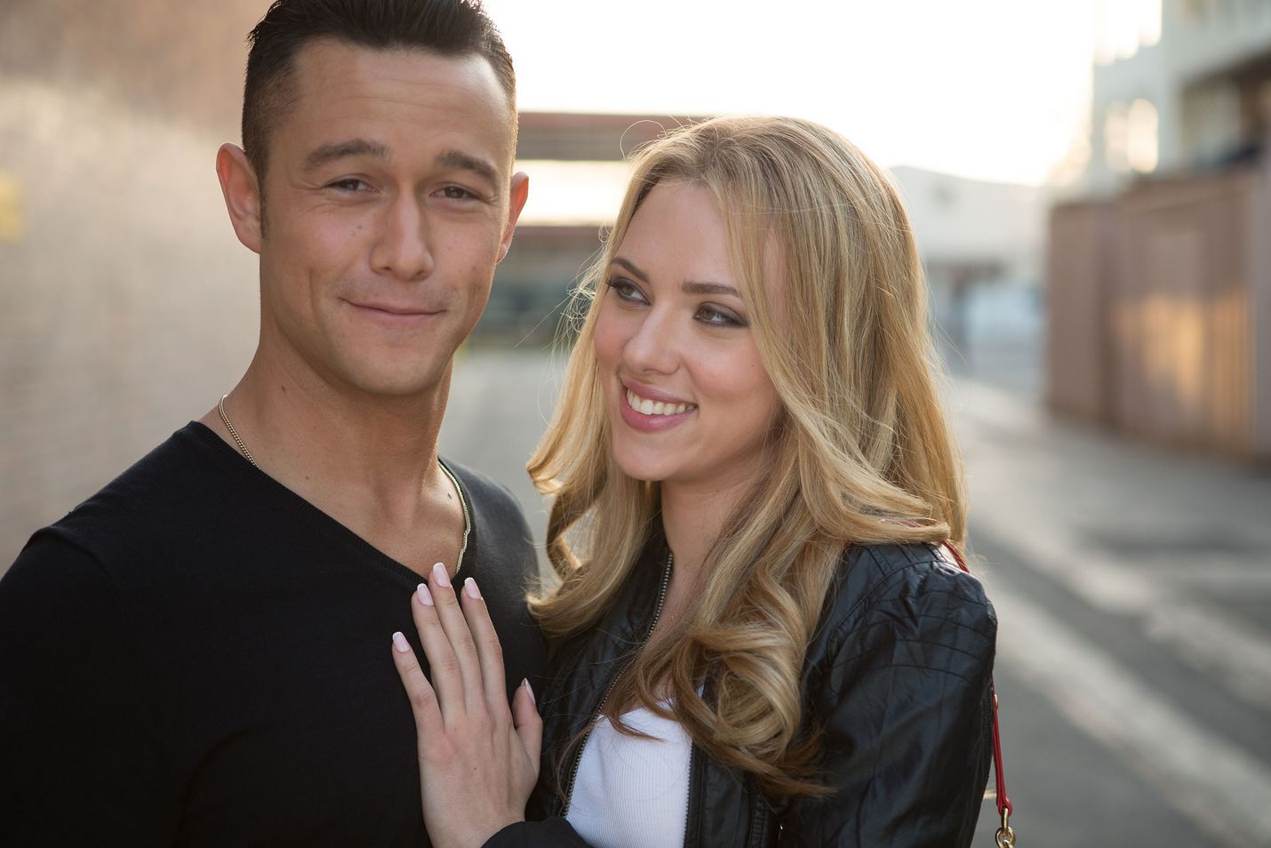 Joseph Gordon-Levitt ja Scarlett Johansson ovat rakastavaisia Don Jon -elokuvassa. Miten rakkaus onnistuu, kun mies on pornoaddikti?