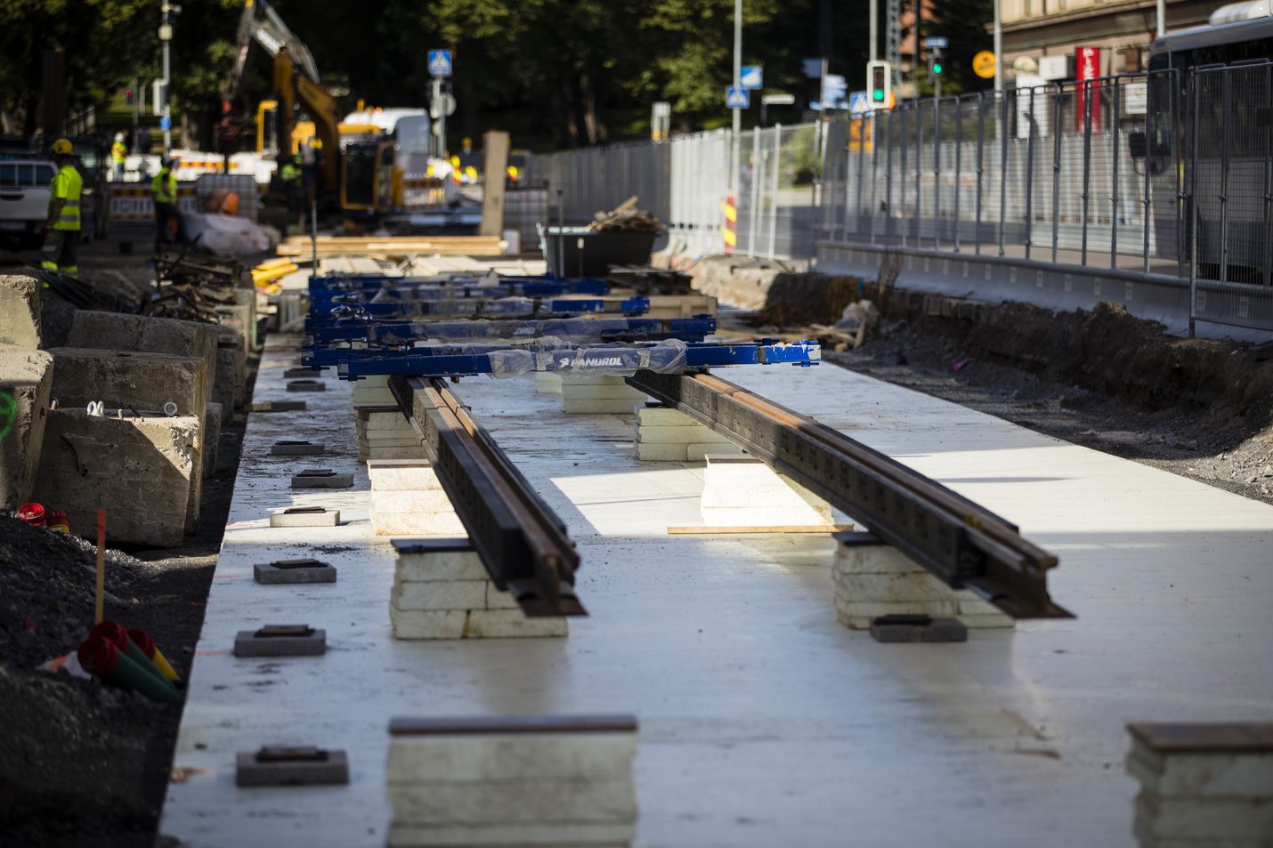Tampereen Hämeenkadulla rakennettiin raitiotietä vuonna 2017. VR voitti ratikan liikennöitsijäkilpailun.