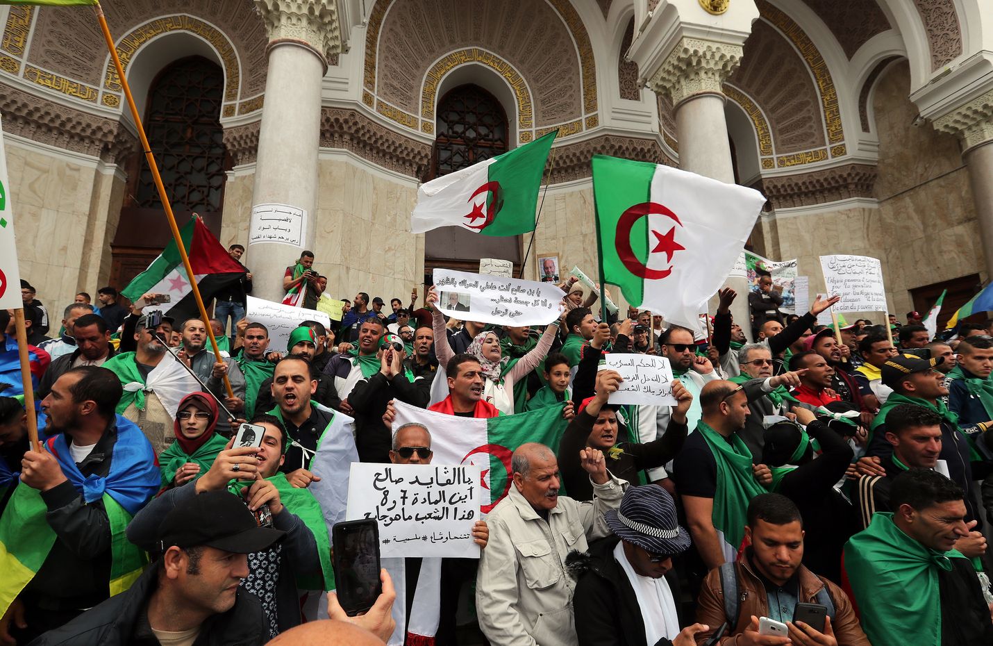 Mielenosoittajat vaativat hallituksen eroa maan pääkaupungissa Algerissa perjantaina.