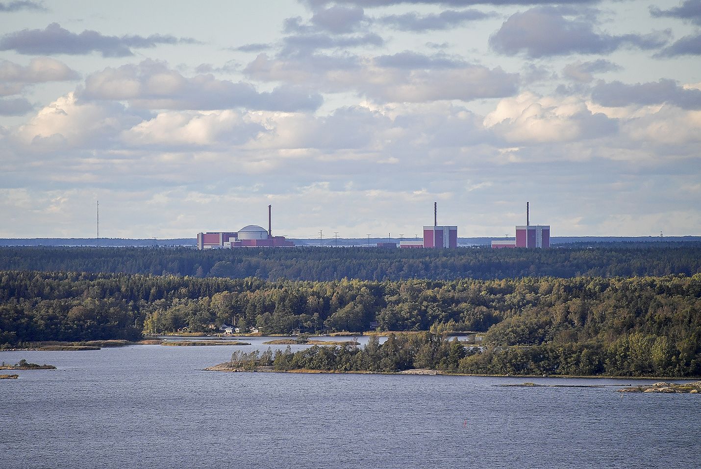 Kirjoittaja pitää ydinvoimaa ainoana mahdollisuutena, jos halutaan saattaa ilmastoasiat energiasektorilla hiilineutraaleiksi.