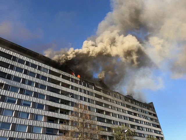 Keskuskartanona tunnettu kerrostalo Porin keskustassa palaa edelleen. Kymmenkerroksisen talonullakko ja kattorakenteet olivat alkuillasta ilmiliekeissä. Ylimmässä kerroksessa on lähinnä asuntoja.