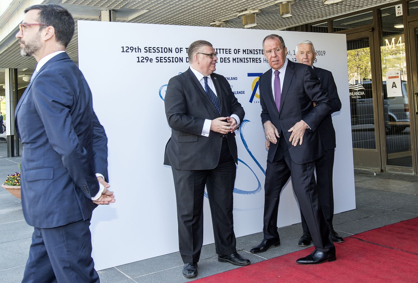 Ulkoministerit Timo Soini (sin.) Venäjän Sergei Lavrov sekä Euroopan neuvoston pääsihteeri Thorbjørn Jagland.