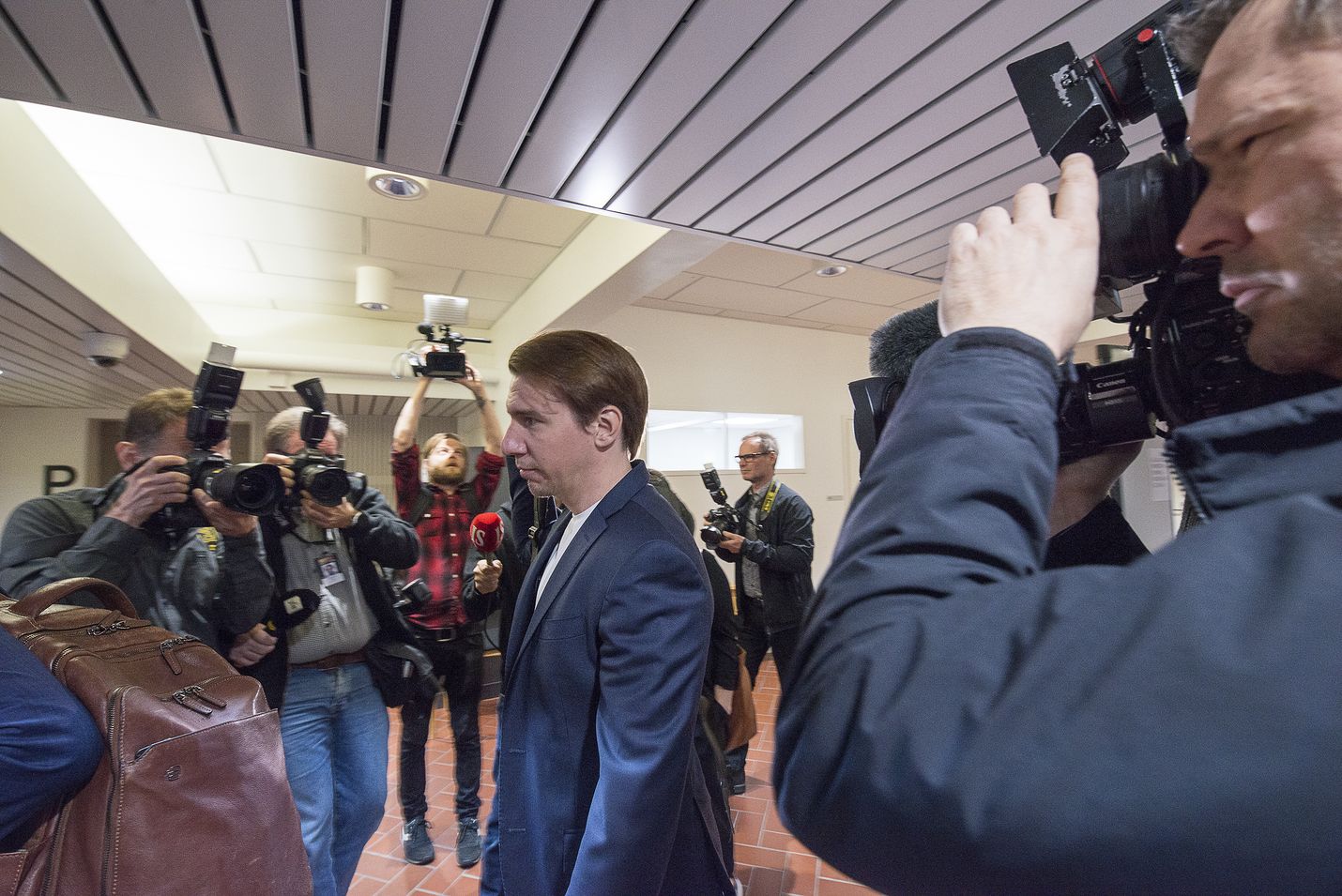 Näyttelijä Aku Hirviniemi saapui Kanta-Hämeen käräjäoikeuteen vaitonaisena perjantaiaamuna. Hirviniemi kiisti syytteet asianajajansa välityksellä oikeudenkäynnin julkisessa osuudessa.