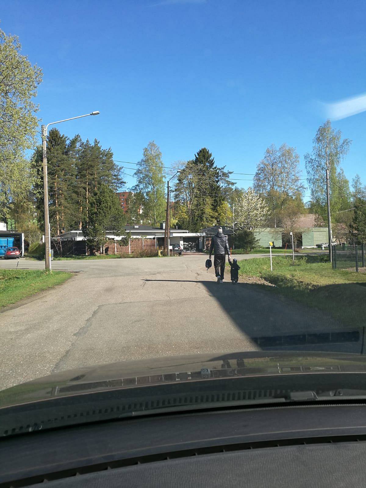 Maanantai: "Pojat matkalla päiväkotiin äidin työmatkaperspektiivistä."