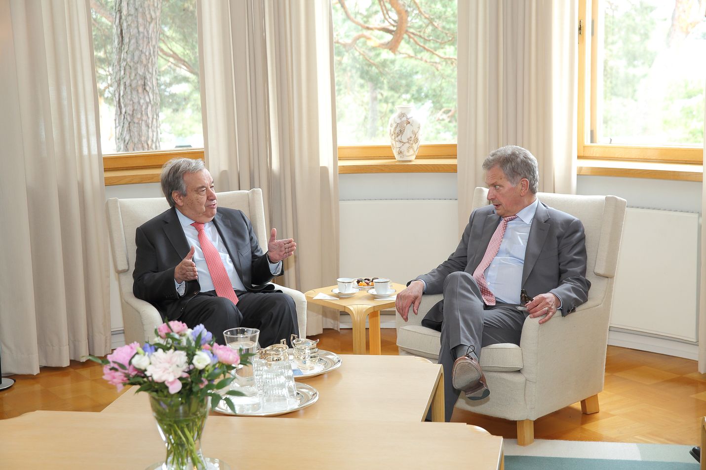 Sauli Niinistö (oik.) keskusteli YK:n pääsihteeri António Guterresin kanssa vuoden 2018 Kultaranta-keskusteluissa.