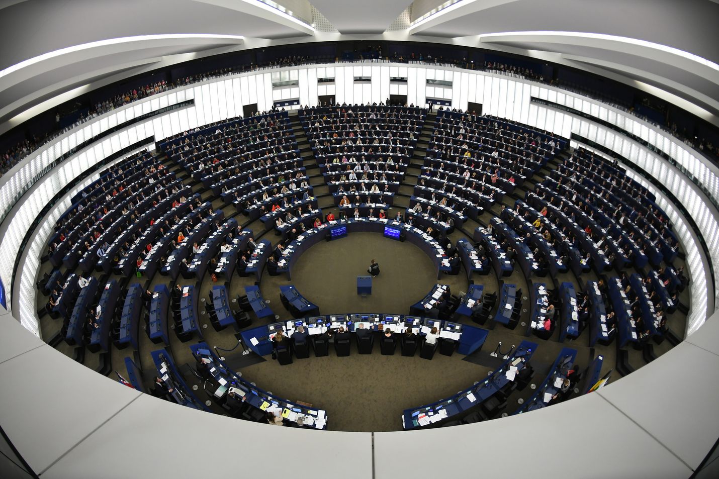 Euroopan parlamentissa on 751 meppiä, jotka säätävät kaikkia jäsenmaita koskevia lakeja. Parlamentti kokoontuu Brysselissä ja Strasbourgissa (kuvassa).
