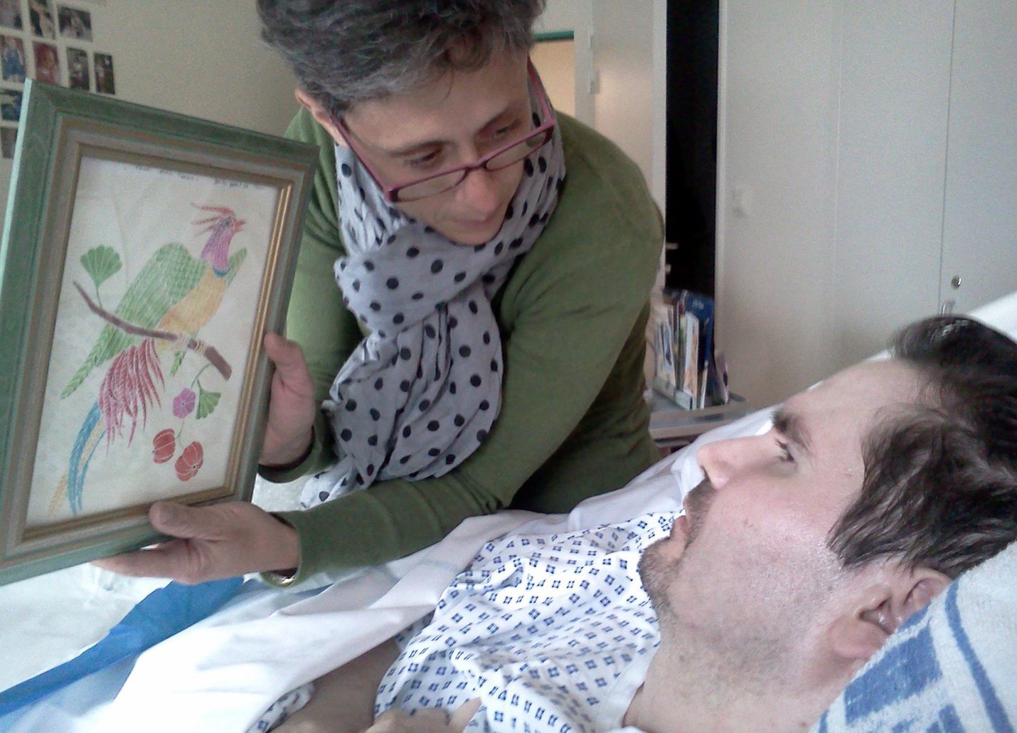 Vincent Lambert halvaantui täysin moottoripyöräonnettomuudessa vuonna 2008. Hänen äitinsä Viviane Lambert vastustaa elämää ylläpitävän hoidon lopettamista pojaltaan. Äiti ja poika kuvattiin sairaalassa Reimsissa heinäkuussa 2013.