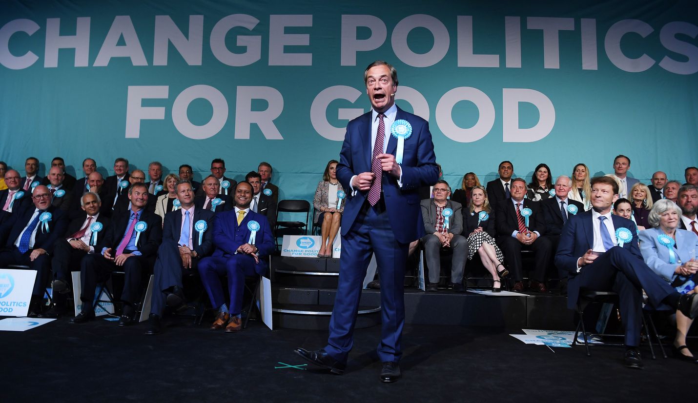 Britannian europarlamenttivaalien näkyvimmän kampanjan vetänyt Nigel Farage puhui tiistai-iltana Brexit-puolueensa eurovaalitilaisuudessa Lontoossa.