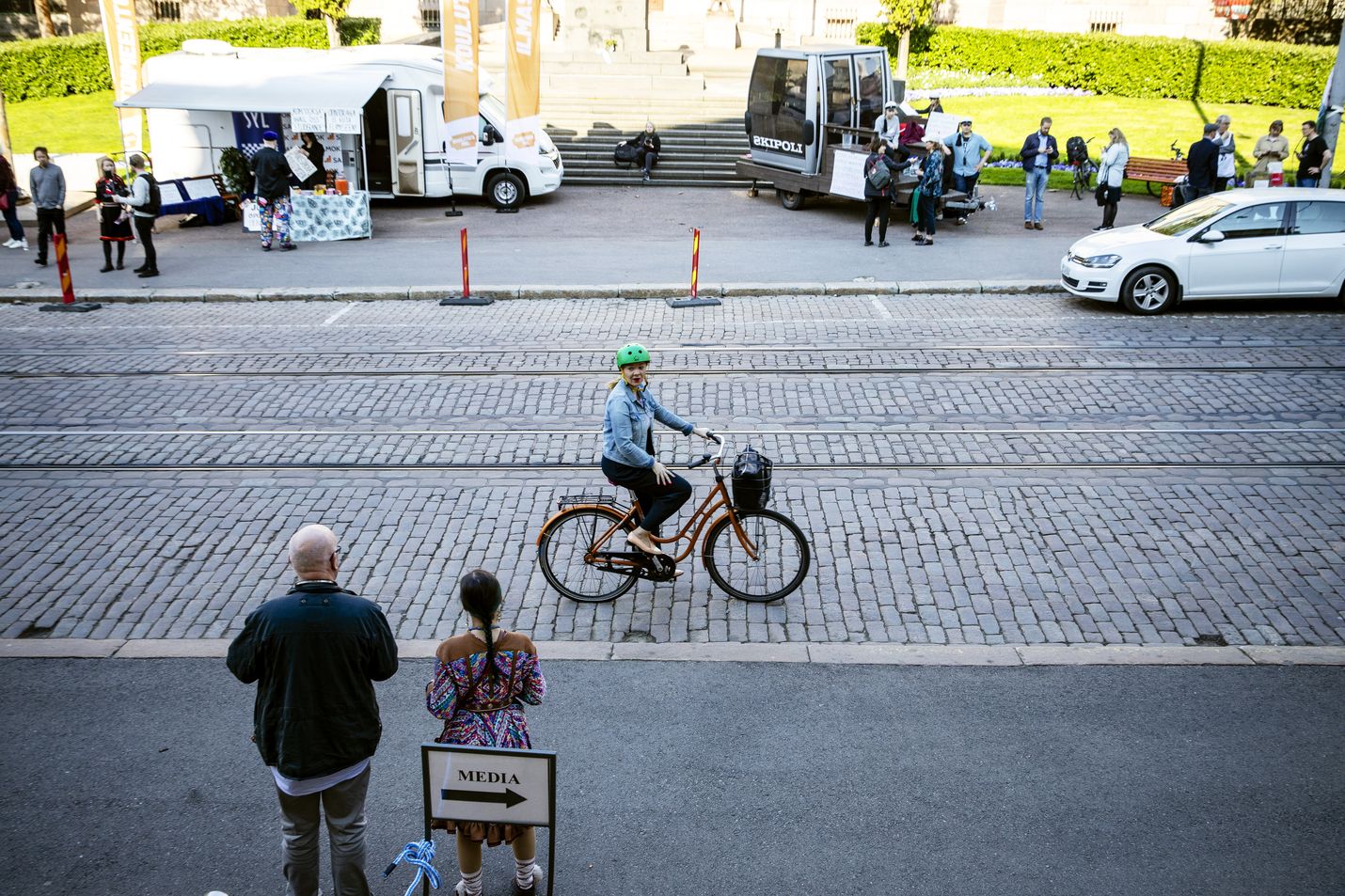 Keskustan varapuheenjohtaja Katri Kulmuni saapui keskiviikkona hallitusneuvotteluihin polkupyörällä.