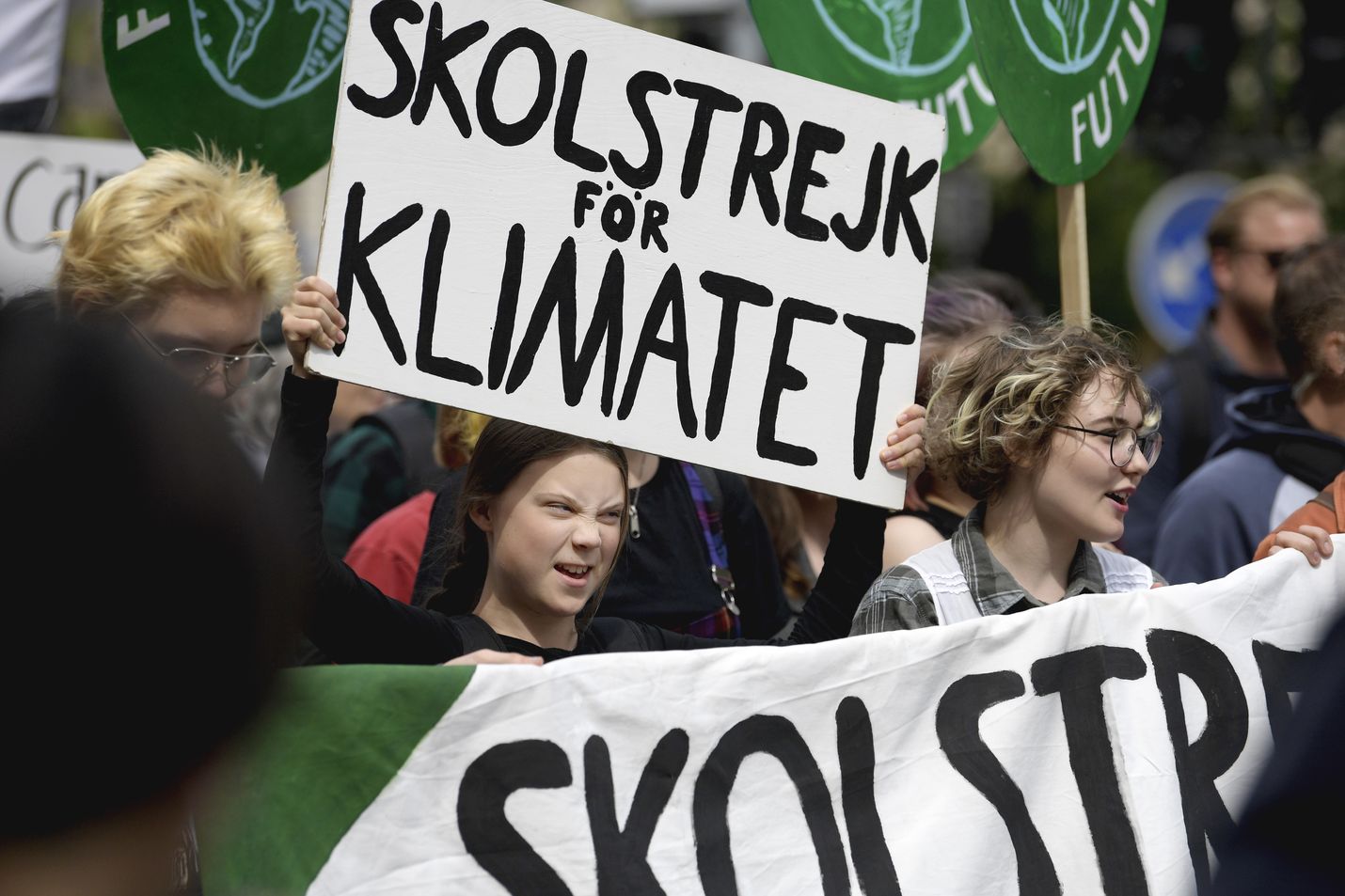 Koululakkoliikkeen perustaja, ruotsalainen Greta Thunberg, 16, (kesk.) lakkoili Tukholmassa perjantaina muiden nuorten kanssa.