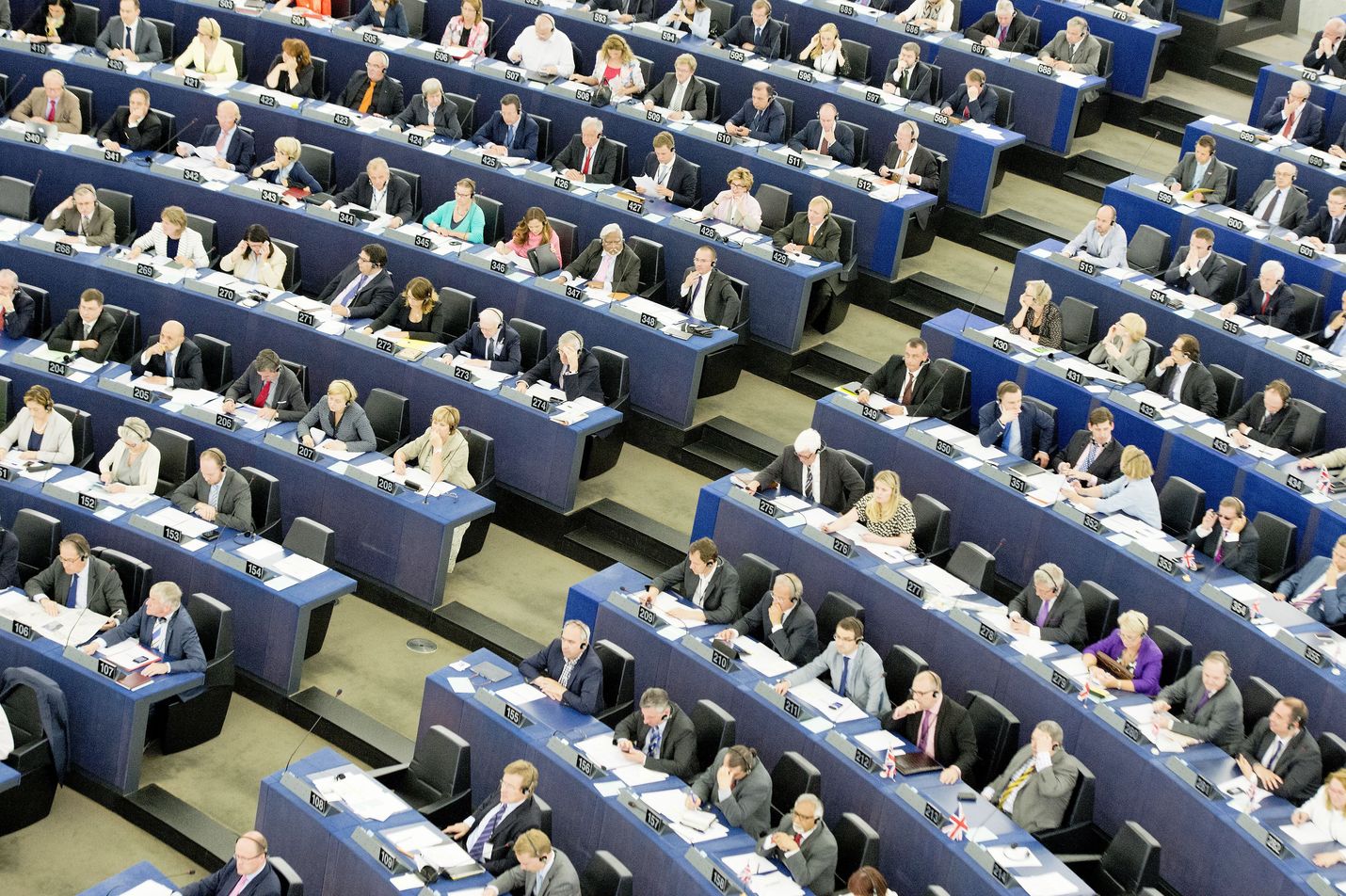 Suomalainen EU-edustaja saa kuukaudessa 6 800 euron verotettavan palkkion ja 4 500 euron verottoman kulukorvauksen. Lisäksi hän saa parlamenttipäiviltä 320 euron verottoman päivärahan. Myös muita kulukorvauksia maksetaan jonkin verran. EU-parlamentissa on nyt noin 751 edustajaa, joista suomalaisia 13.