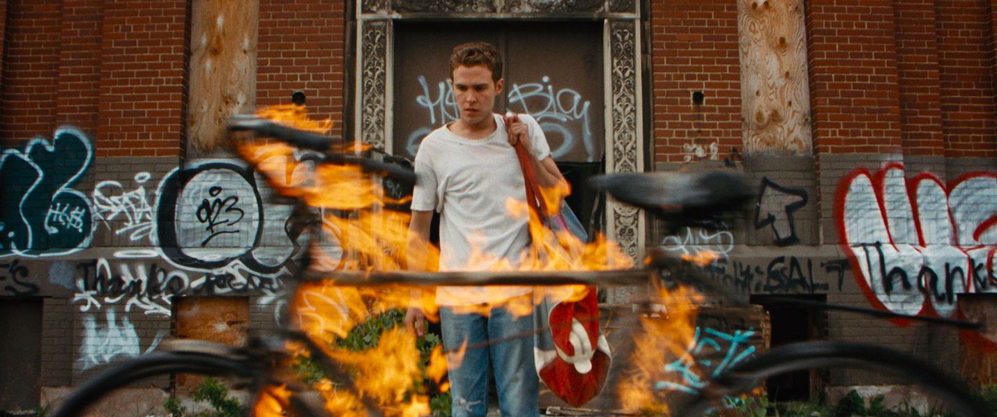 Bones (Iain De Caestecker) varastelee kuparia, kunnes joutuu kahnauksiin pikkurikollisen kanssa Lost River- elokuvassa. Vinksahtanut fantasiajännäri on näyttelijänä tunnetun Ryan Goslingin esikoisohjaus viiden vuoden takaa.