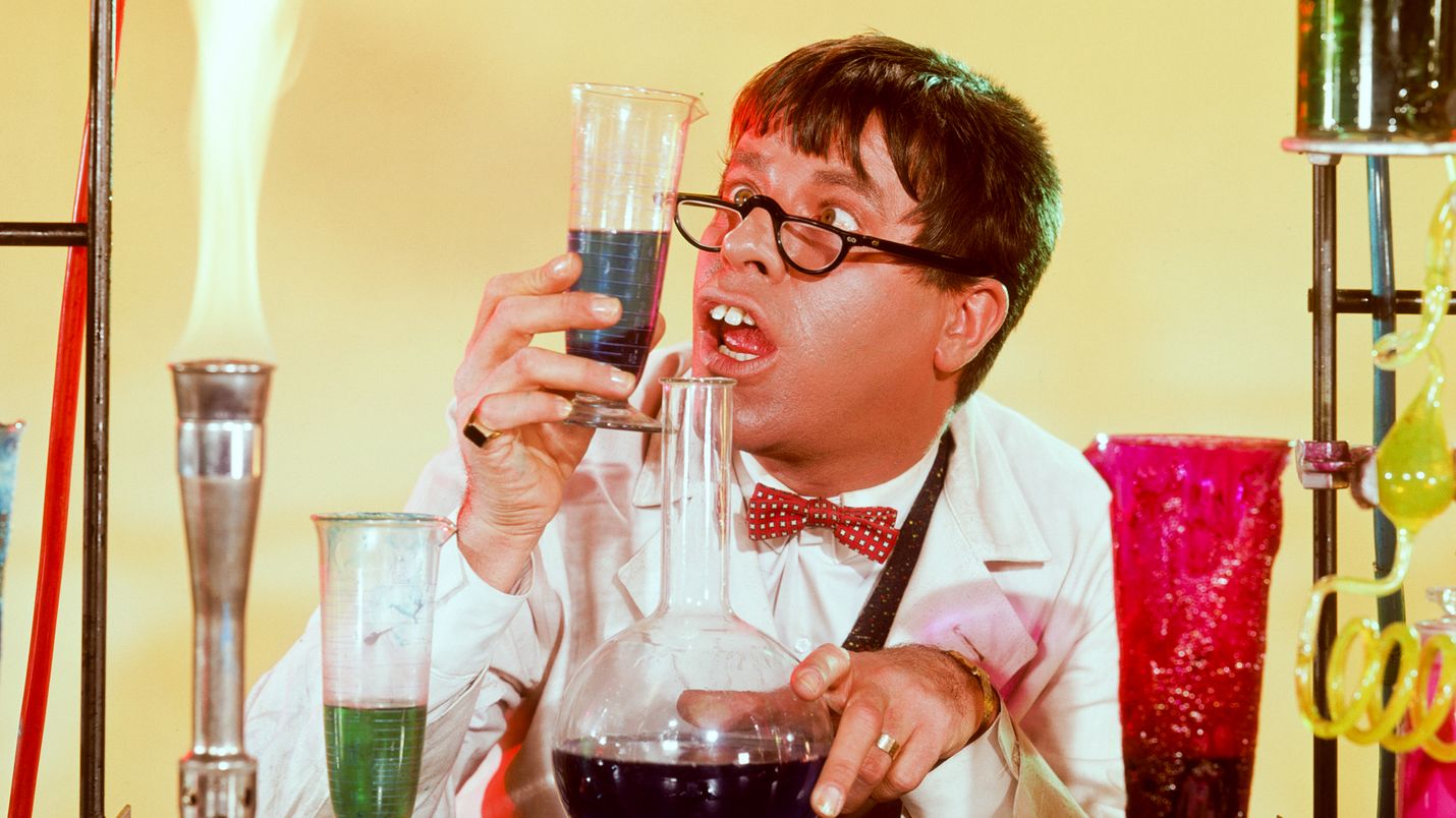 Jerry Lewisin kuuluisimpiin elokuviin lukeutuu Tohtori Jerry ja mr. Hyde - komedia. Se kertoo kemististä, jonka uusi eliksiiri tekee ujosta nörtistä sulavan hurmurin, mutta vain väliaikaisesti.