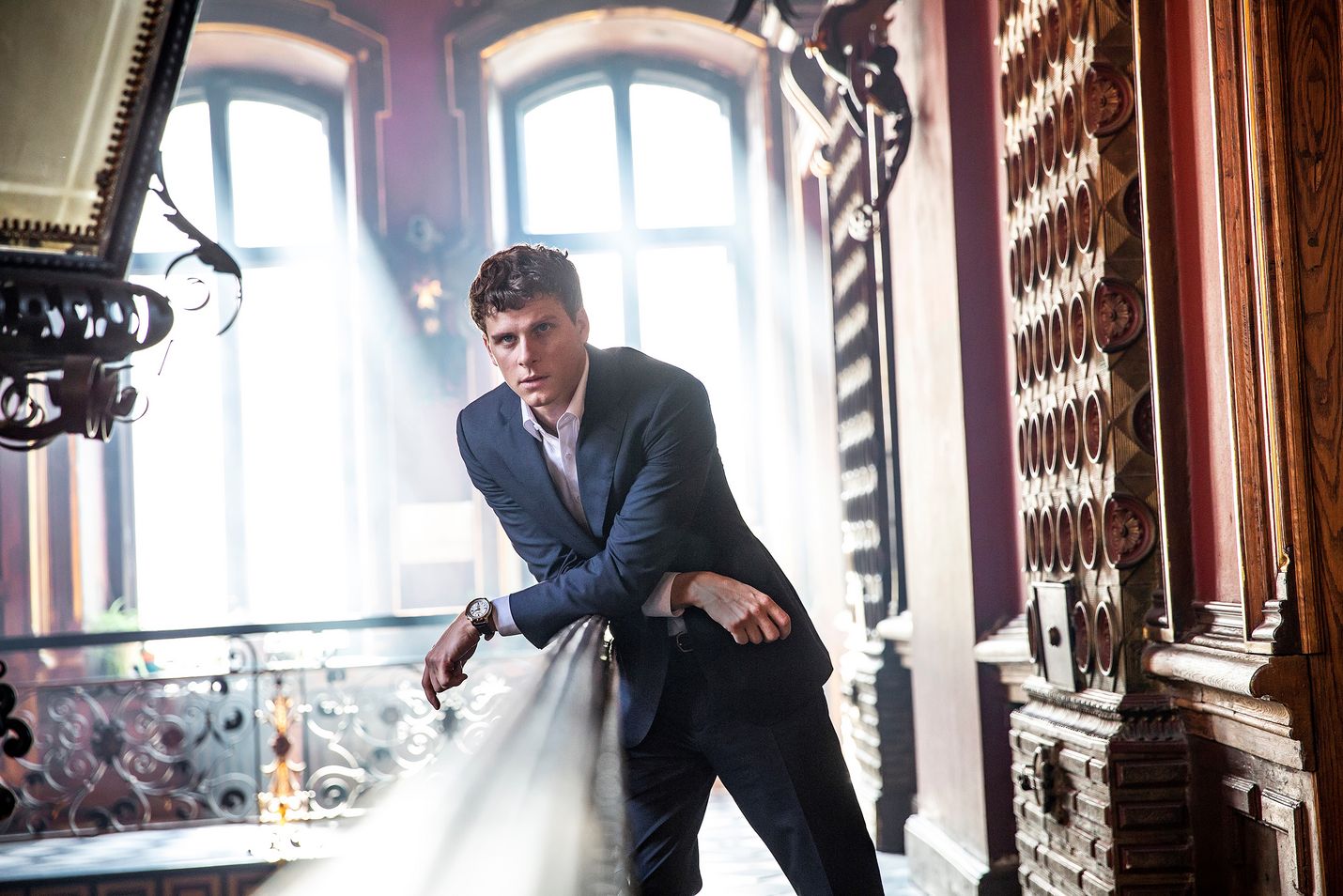 Adam Pålsson esittää Pietarin kapellimestarissa Tom Blixeniä, ruotsalaista investointipankkiiria.