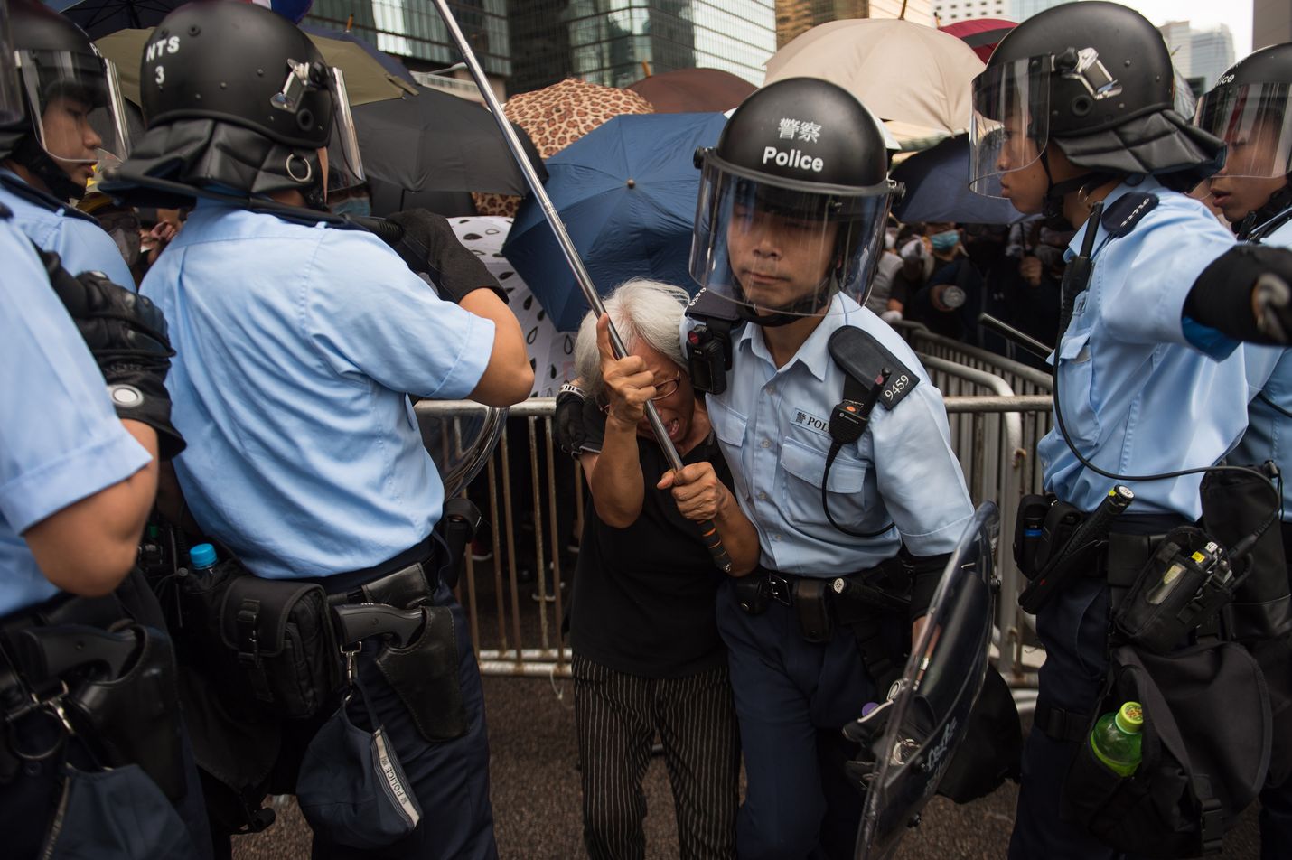 Poliisi hätisteli mielensoittajaa kauemmaksi Hongkongin itsehallintoparlamentin edustalta keskiviikkona.