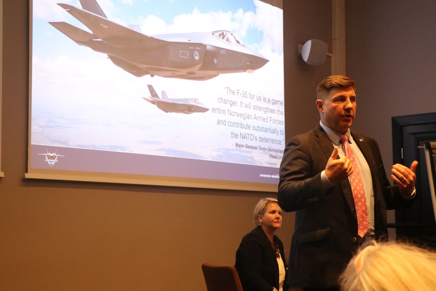 Olemme saanet valmistamiskustannukset painettua jo nyt alle 90 miljoonan euroon yhdeltä koneelta. Se on hyvä uutinen myös Suomen HX-hankkeelle, Lockheed Martinin Suomen myynnistä vastaava Mark Pranke sanoo.