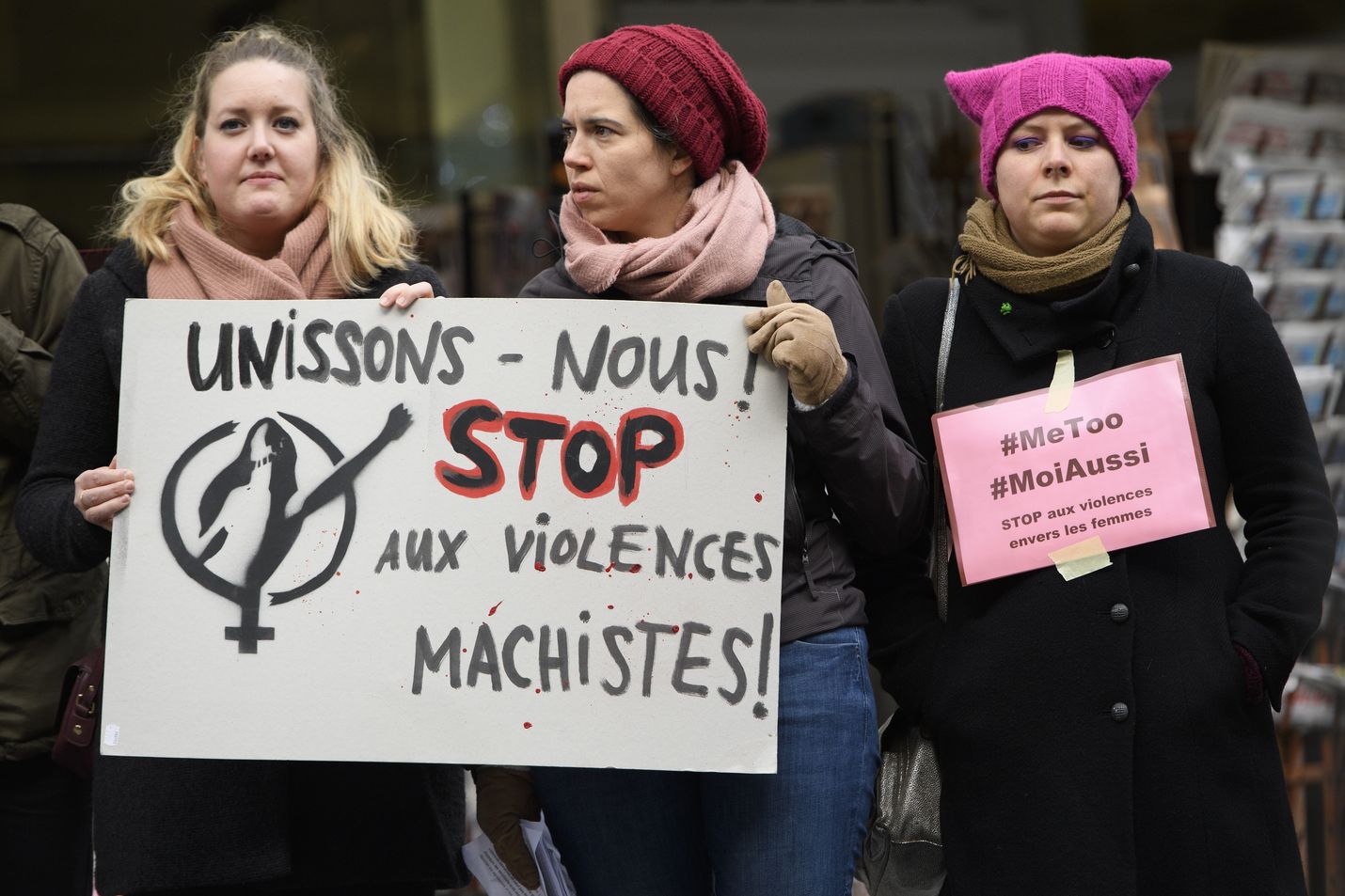 Vuonna 2017 sveitsiläiset osoittivat mieltään metoo-kampanjan yhteydessä. Perjantain mielenosoituksessa naisten on tarkoitus sonnustautua jo tuolloin nähtyihin vaaleanpunaisiin kissamyssyihin.