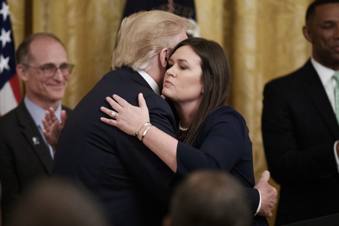 Valkoisen talon lehdistösihteerin tehtävät jättävä Sarah Sanders ja presidentti Donald Trump syleilivät toisiaan ilmoittaessaan Sandersin erosta.