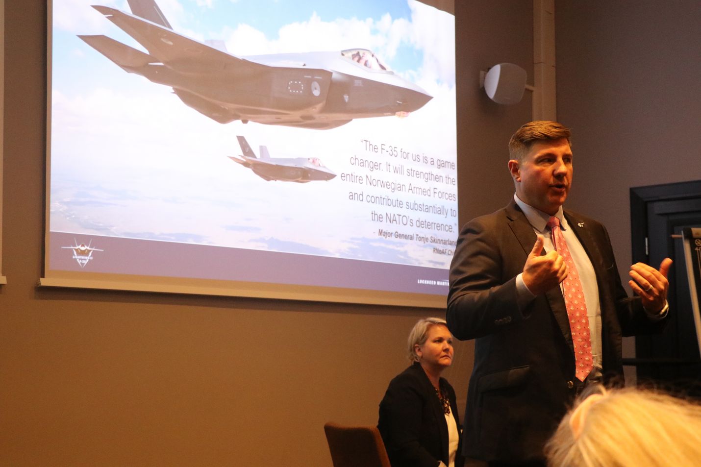 Olemme saanet valmistamiskustannukset painettua jo nyt alle 90 miljoonan euroon yhdeltä koneelta. Se on hyvä uutinen myös Suomen HX-hankkeelle, Lockheed Martinin Suomen myynnistä vastaava Mark Pranke sanoo.