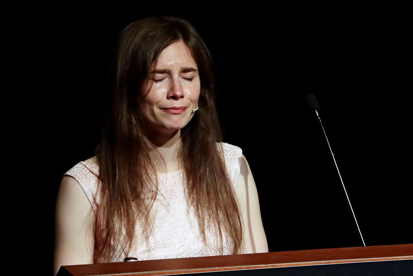 Amanda Knox puhkesi kyyneliin lauantaina Italian Modenassa järjestetyssä rikosoikeuden konferenssissa. Knox piti tapahtumassa 40 minuutin mittaisen puheen, jossa hän kertasi lähes kymmenen vuotta kestänyttä oikeustaistelua.