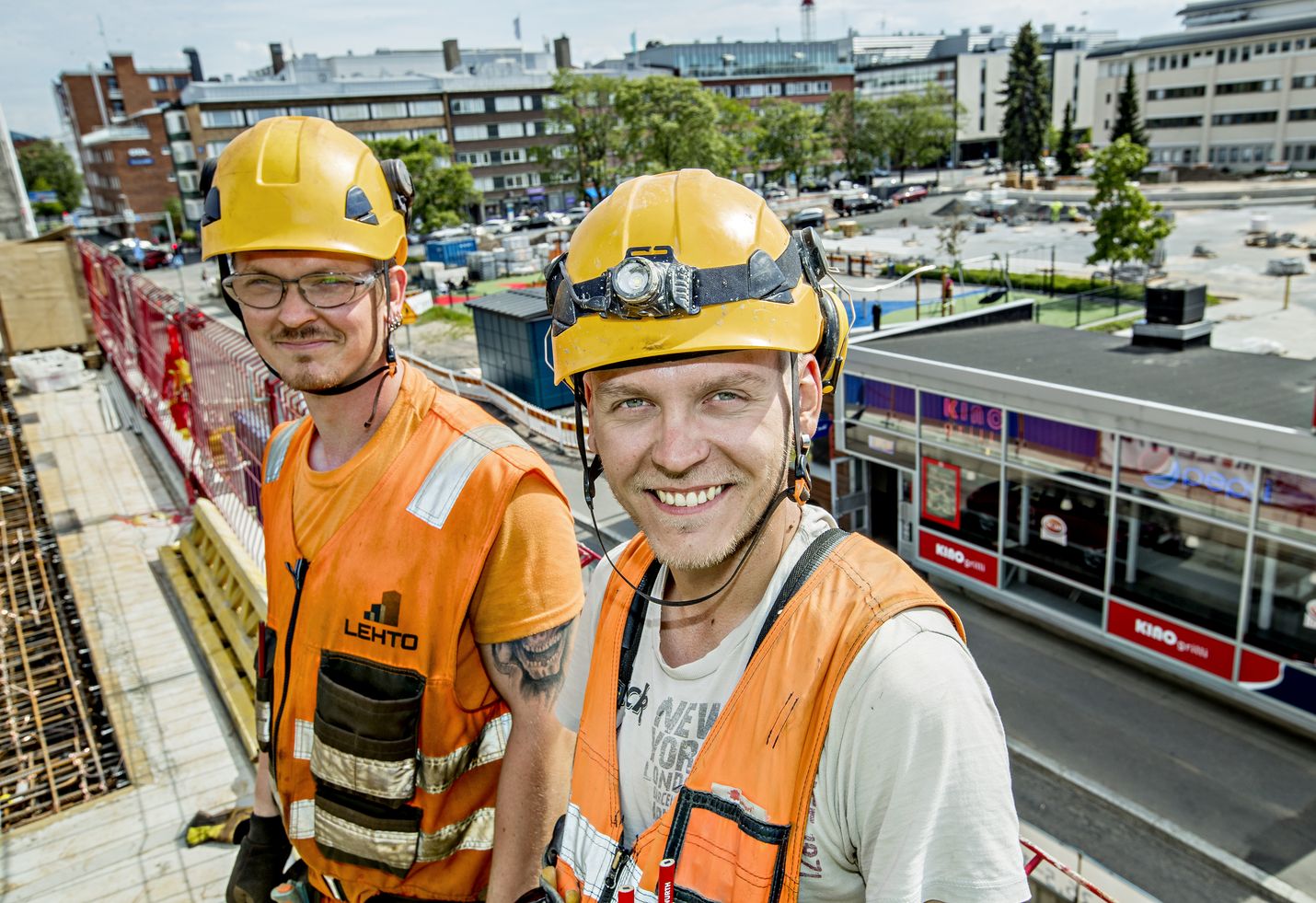 Lehto Groupin kerrostalotyömaalla Oulun keskustassa työskentelevät raudoittaja Asko Keränen (vasemmalla) ja kirvesmies Joona Kolehmainen ovat löytäneet alan töitä omien verkostojensa kautta.