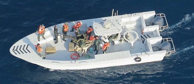 Yhdysvaltain puolustusministeriö on julkistanut tämän kuvan, jossa sen mukaan Iranin vallankumouskaartin partiovene on juuri poistanut räjähtämättömän miinan japanilaisen Kokuka Courageous -tankkerin kyljestä.