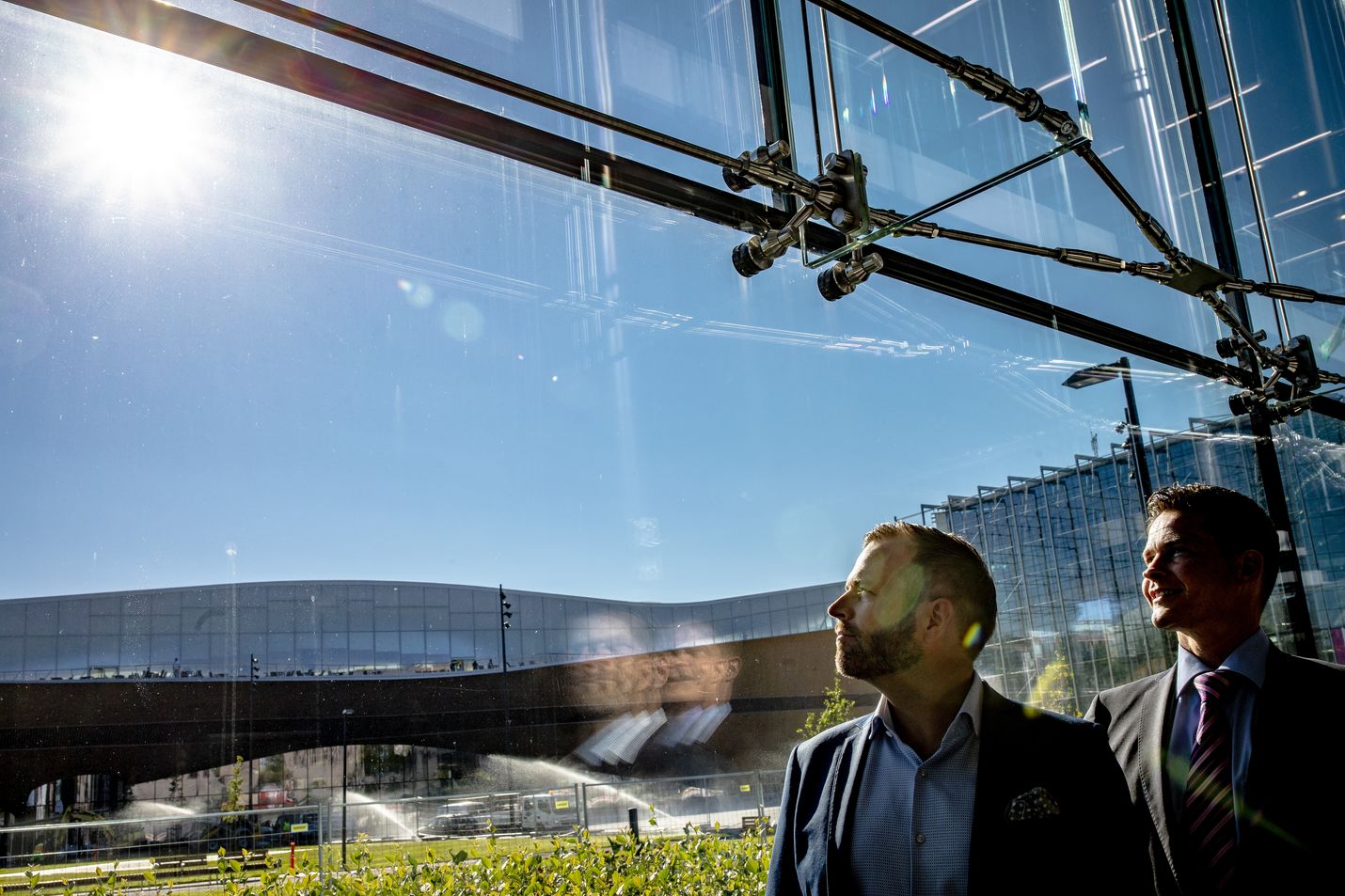 Tulevan hotellin johtaja Andreas Lindqvist (vas.) ja konseptin lanseeranneen SSA Groupin hallituksen puheenjohtaja Janne Riihimäki uskovat liikematkailijoiden ja yritysten tarpeet entistä paremmin huomioivalle konseptille olevan kysyntää.