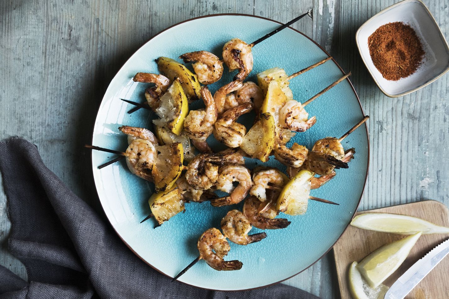 Purista katkarapujen päälle mehua grillatuista sitruunalohkoista.