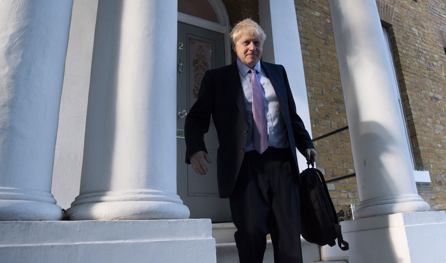 Konservatiivien johtajasuosikki Boris Johnson voitti puolueen pudotusäänestykset torstaina.