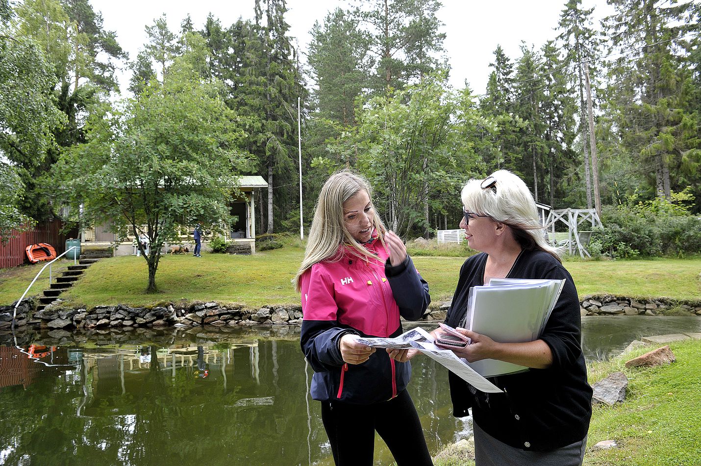Rauman Puulussa sijaitseva merenrantamökki oli Anu Krappen perheen mieleen, mutta se oli pakko panna lopulta myyntiin. Kiinteistönvälittäjä Oili Kuusinen tarkastaa papereita.
