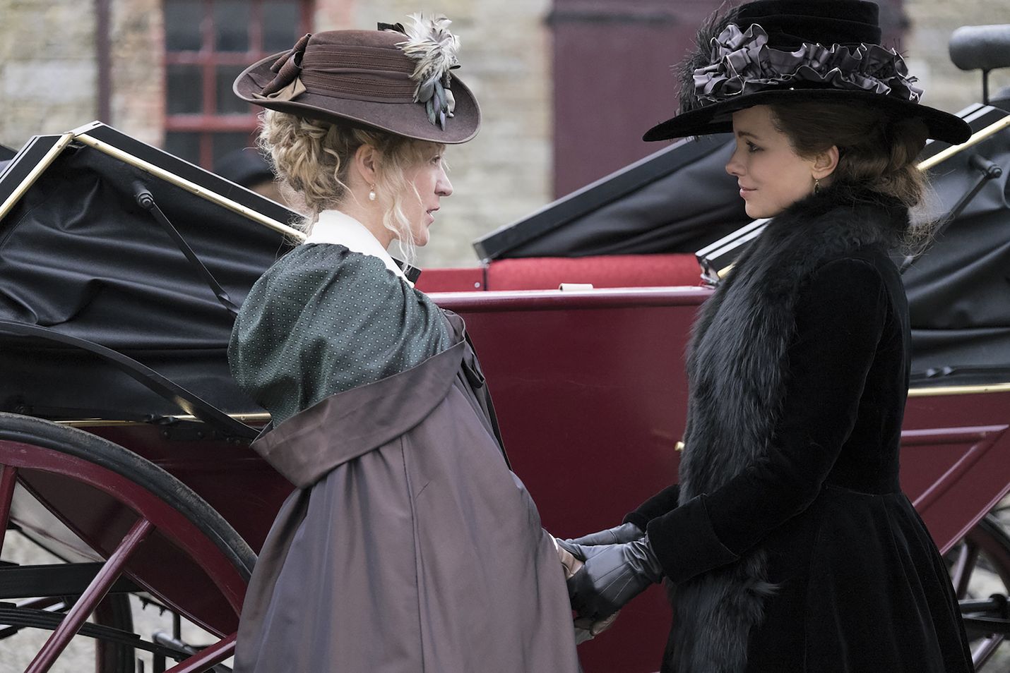 Love and Friendshipissä Lady Susan Vernon (Kate Beckinsale) on jäänyt varattomaksi leskeksi, jonka tarkoituksena on hankkia itselleen ja tyttärelleen (Chloë Sevigny) aviomiehet.
