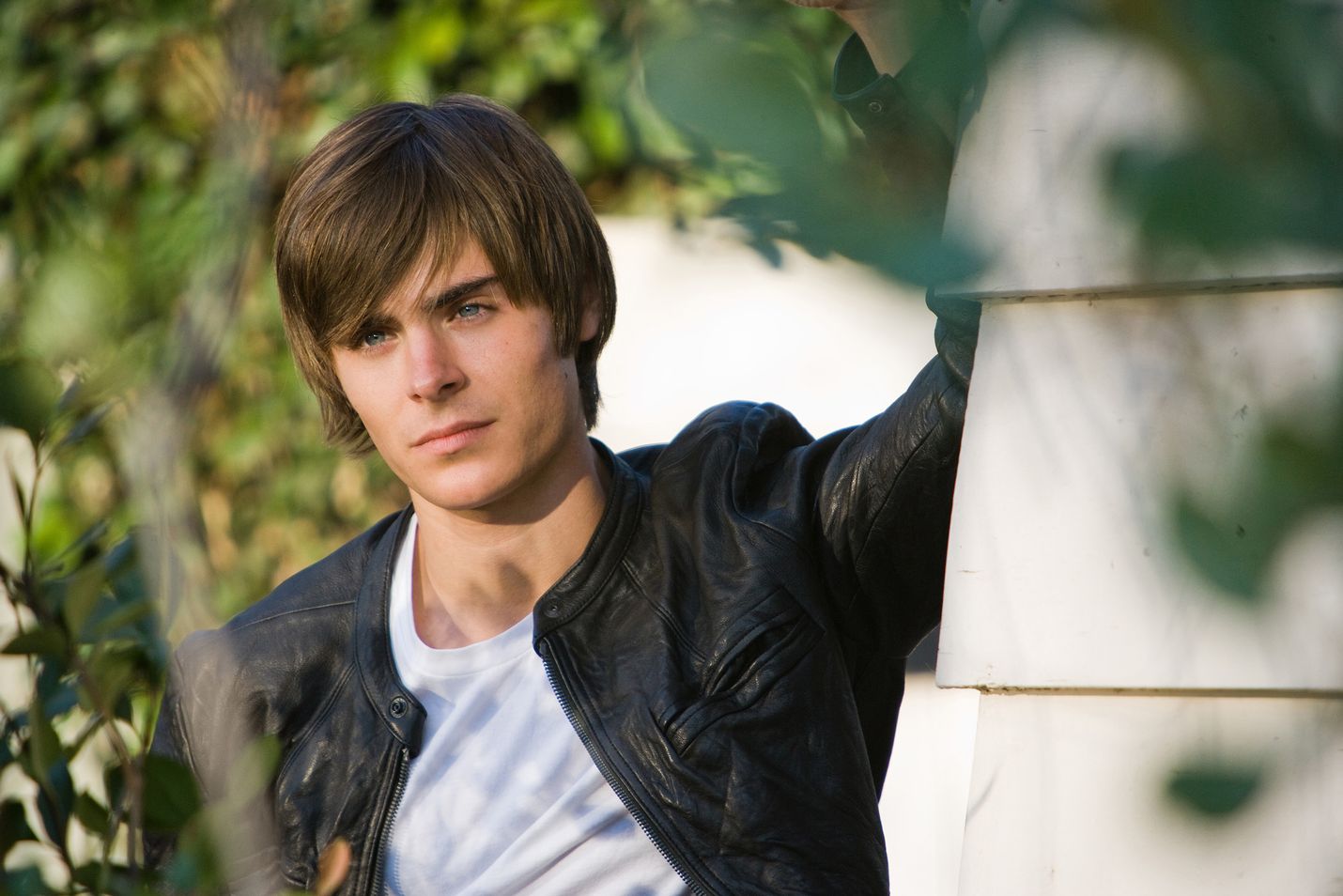 Zac Efron on nuori Mike O'Donnell 17 Again -komediassa, jossa mies nuortuu lukioikäiseksi.