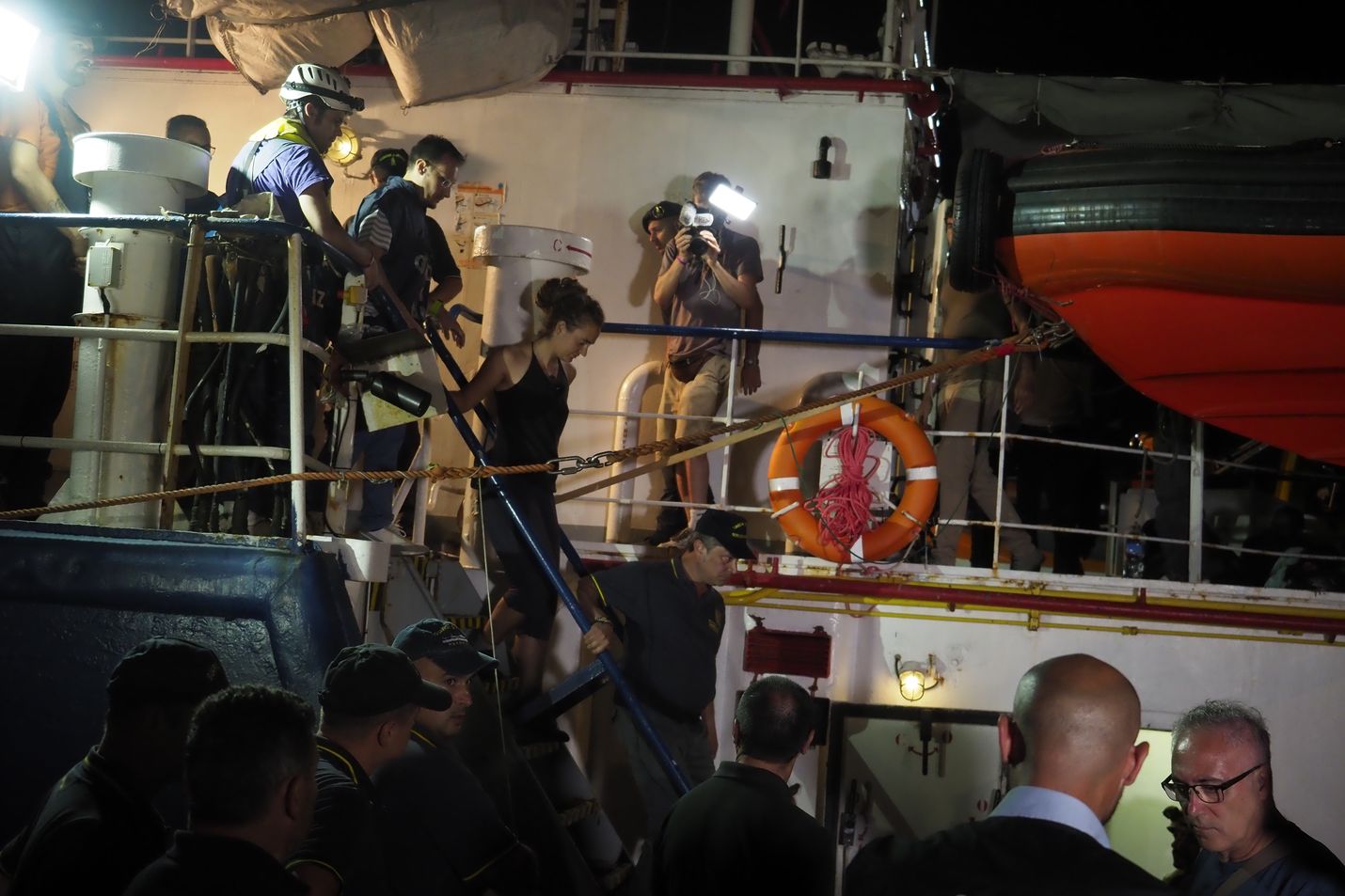 Italian poliisi pidätti Sea Watch 3:n kapteenin Carola Racketen heti aluksen saavuttua Lampedusan satamaan. Sittemmin hän on jo päässyt vapaaksi.