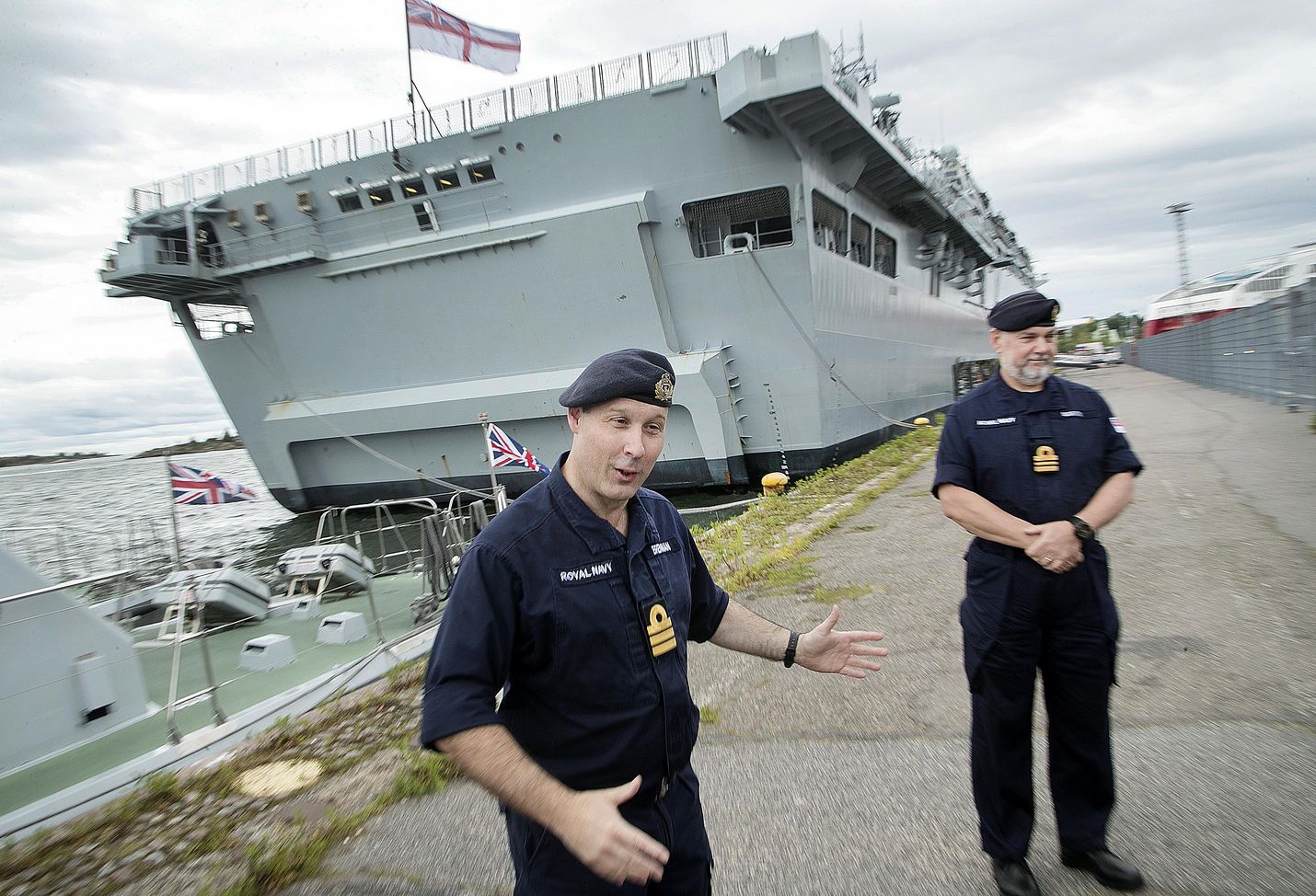 Komentajakapteeni John Brennan on työskennellyt laivastossa kymmeniä vuosia. Yhteensä HMS Albionilla on miehistä noin 500 henkeä.